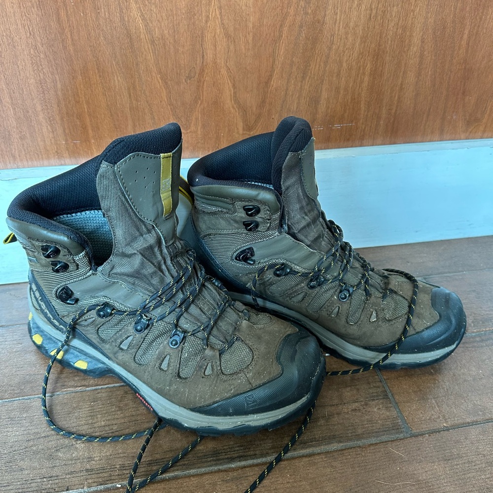 Salomon men’s brown quest 4d contragrip hiking boot size 10.5